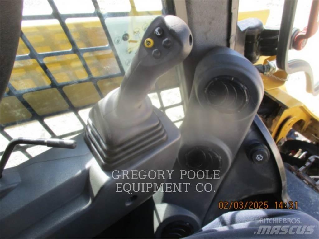CAT 259D3 Гусеничні вантажники