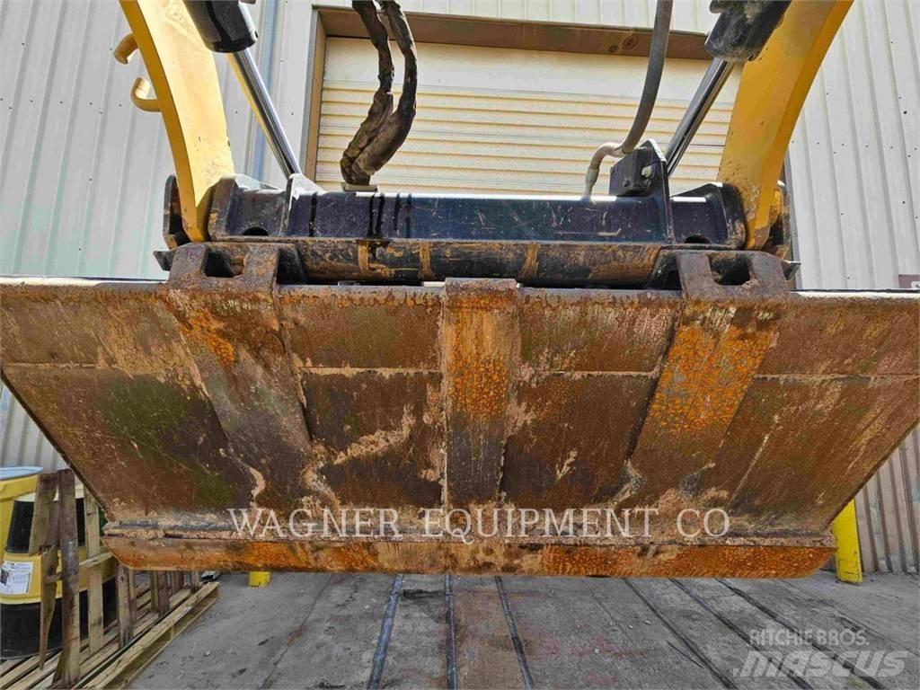 CAT 259D3 Гусеничні вантажники