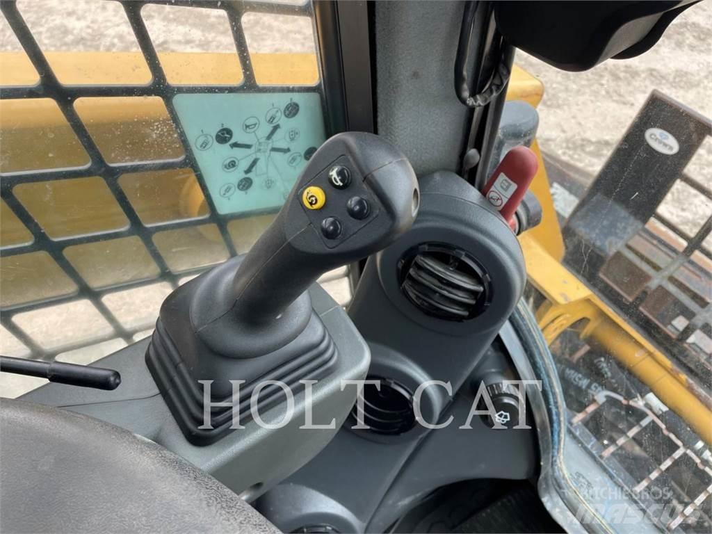 CAT 259D3 Гусеничні вантажники