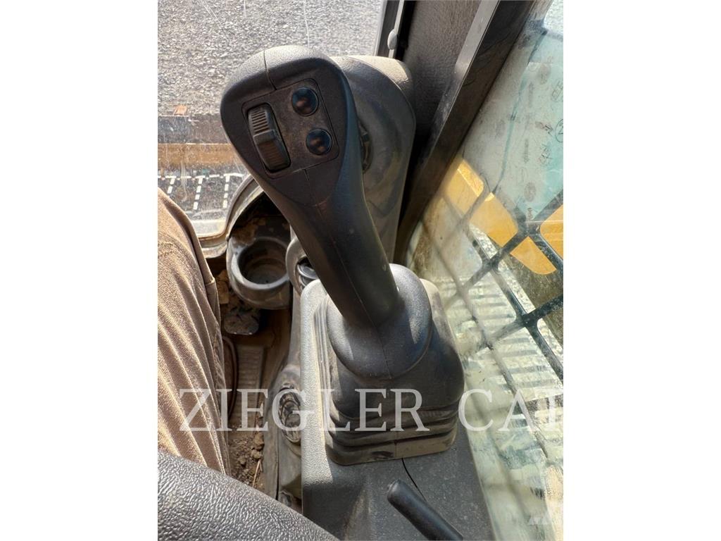 CAT 259D3 Гусеничні вантажники