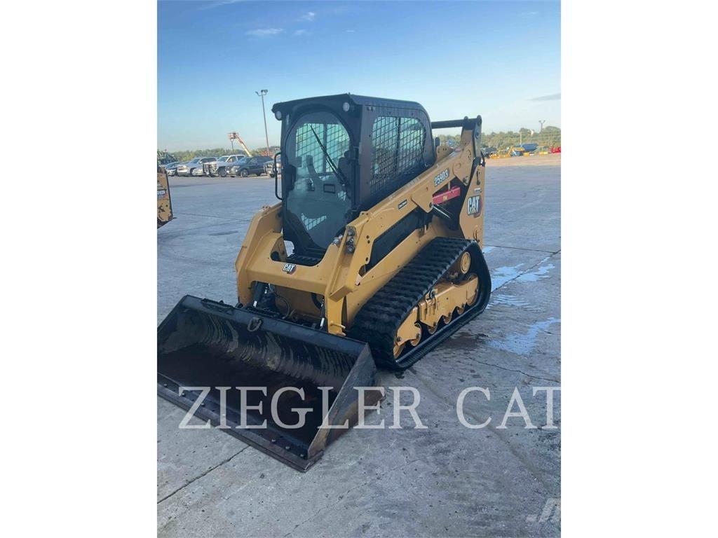CAT 259D3 Гусеничні вантажники