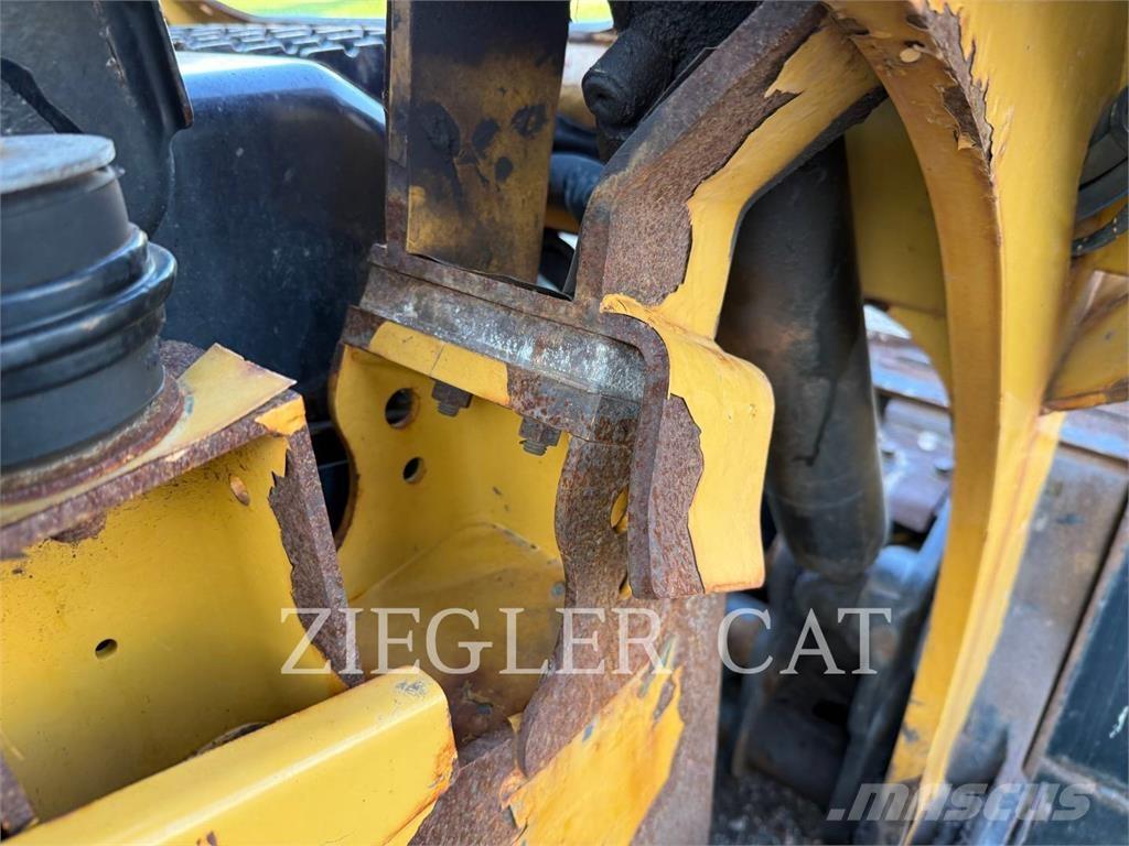 CAT 259D3 Гусеничні вантажники
