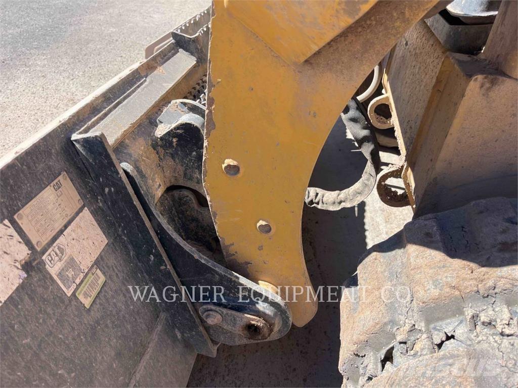 CAT 259D3 Гусеничні вантажники