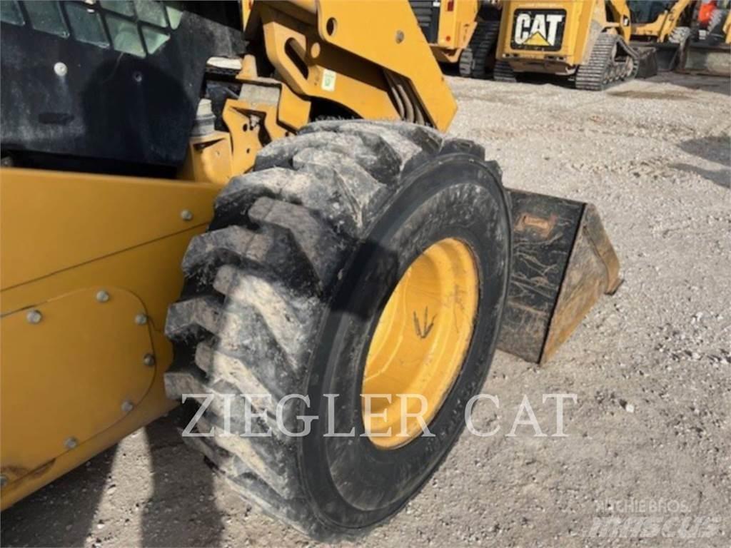 CAT 272D2 Міні-навантажувачі