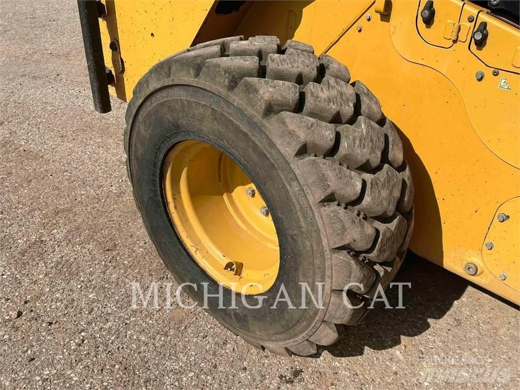 CAT 272D2XHP AQ Міні-навантажувачі
