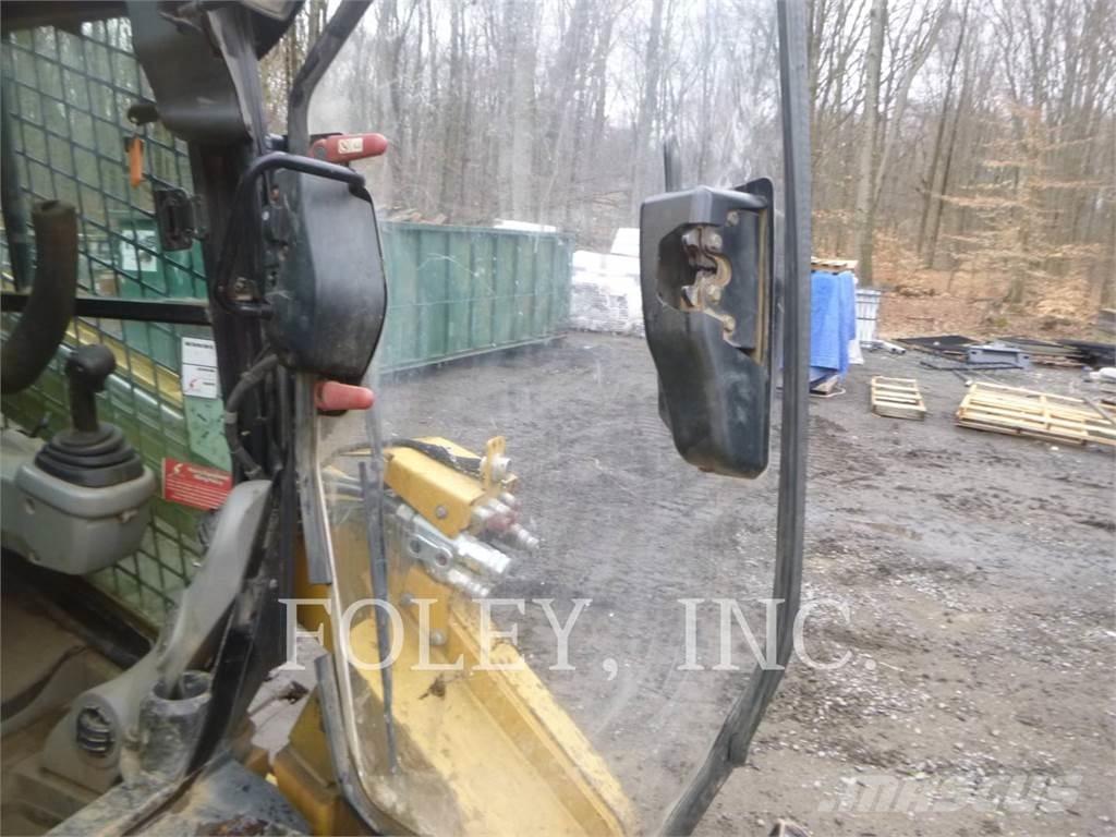 CAT 279C2 Гусеничні вантажники