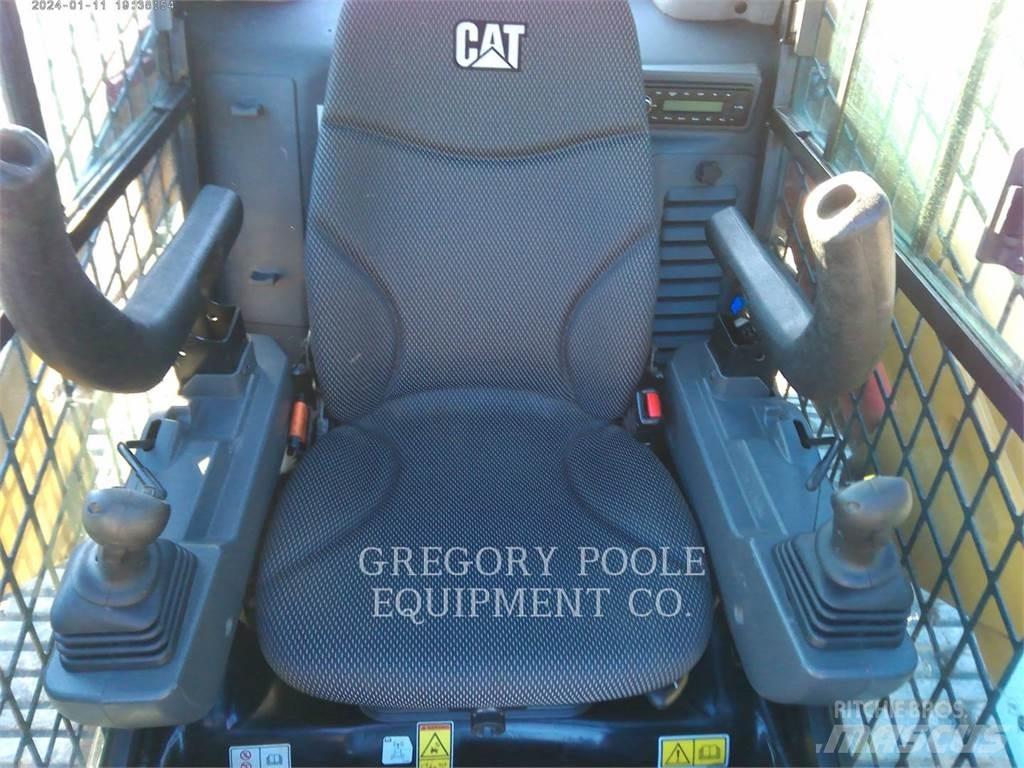 CAT 279D3 Гусеничні вантажники