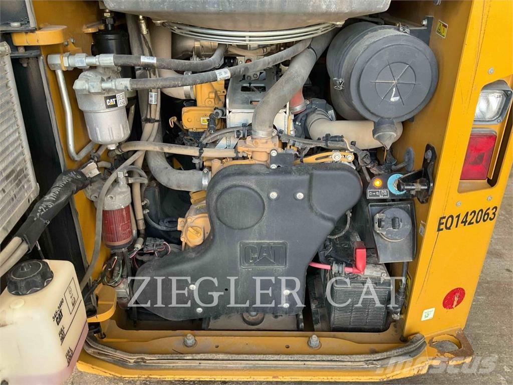 CAT 299D2 Гусеничні вантажники