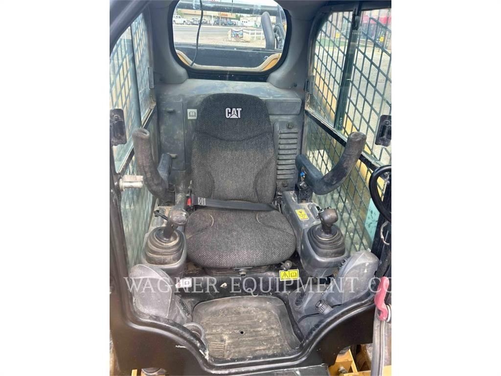 CAT 299D2 Гусеничні вантажники