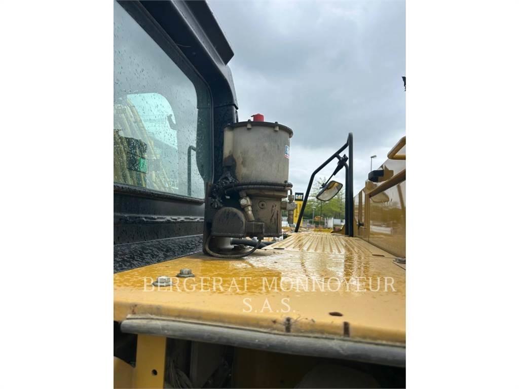 CAT 320 Гусеничні екскаватори
