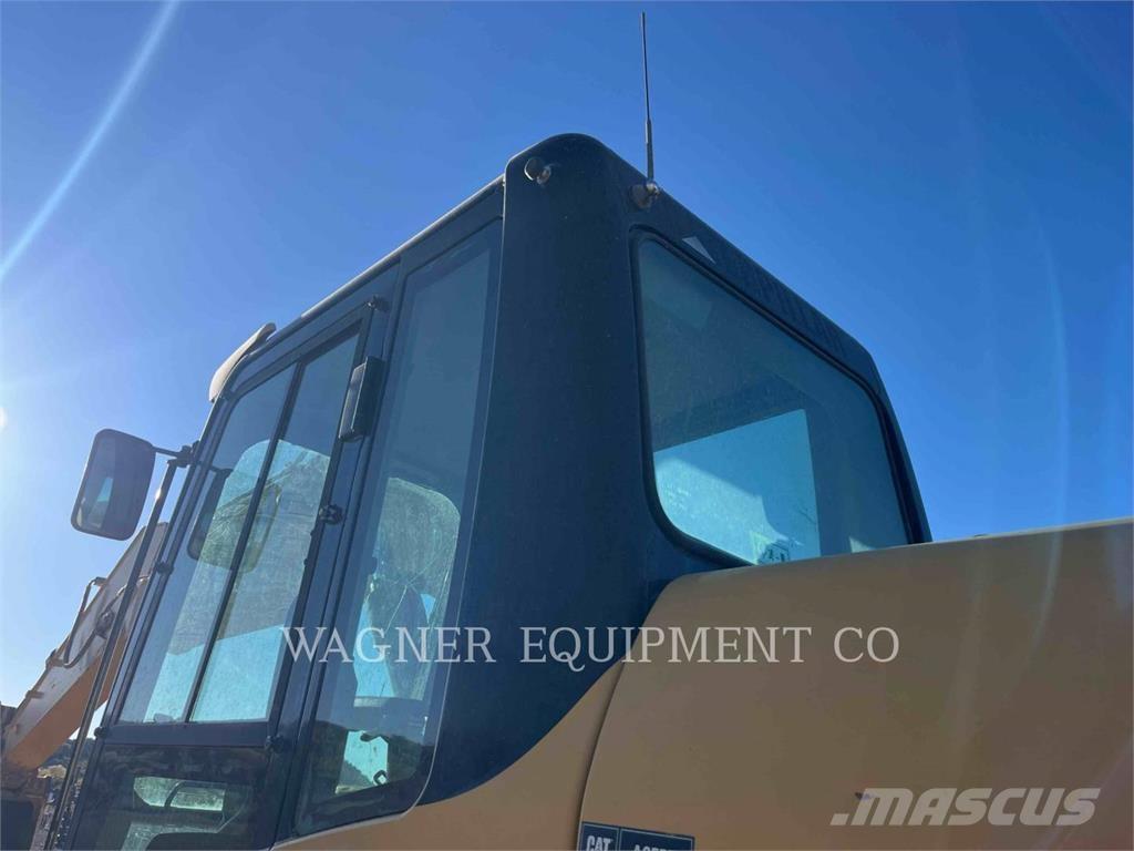 CAT 325DL Гусеничні екскаватори