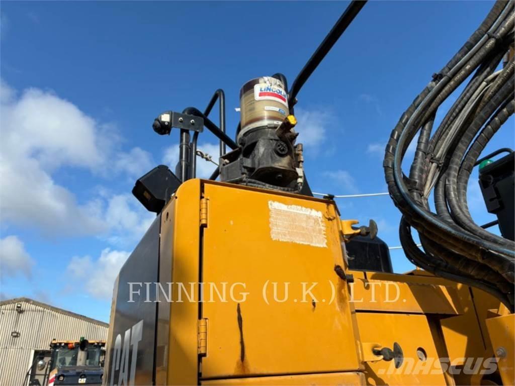 CAT 325FL Гусеничні екскаватори