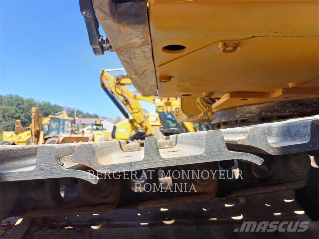 CAT 326FL Гусеничні екскаватори