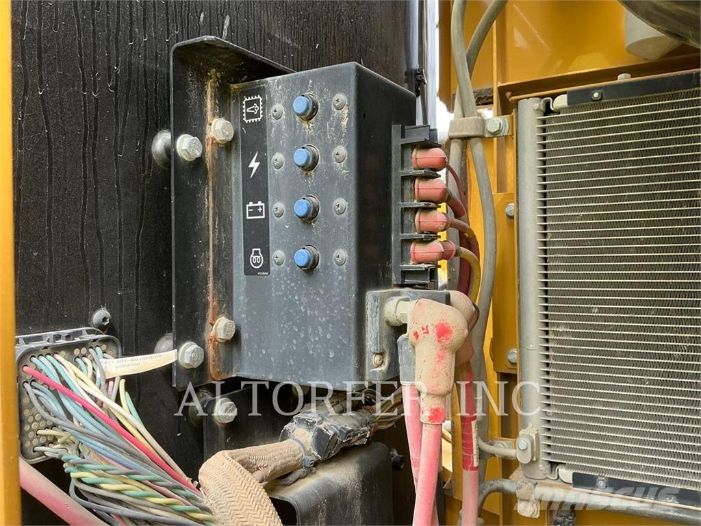 CAT 326FL Гусеничні екскаватори