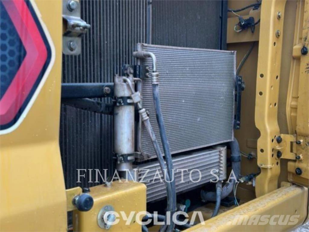 CAT 330GC Гусеничні екскаватори