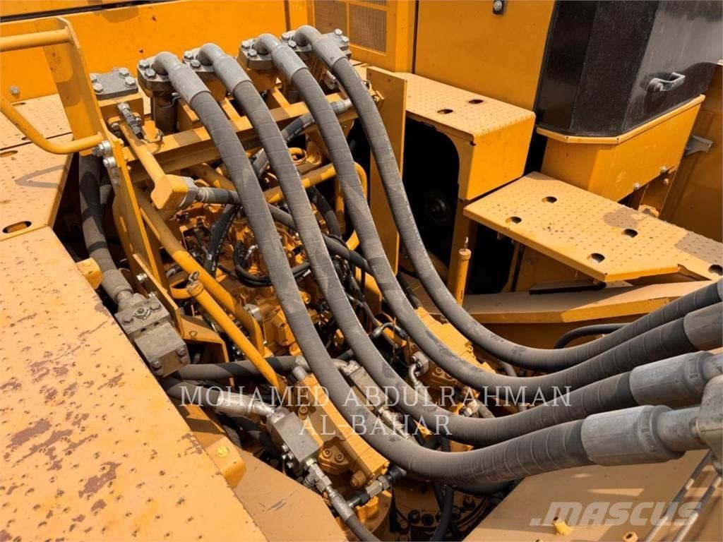 CAT 374 Гусеничні екскаватори