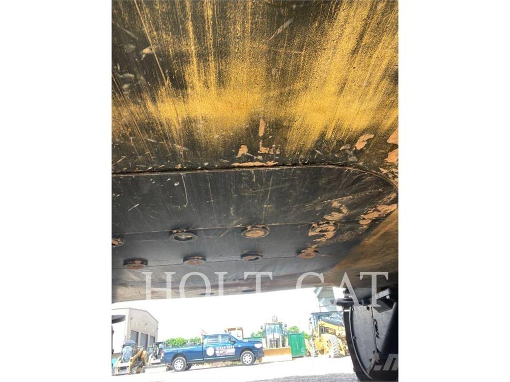 CAT 374 Гусеничні екскаватори
