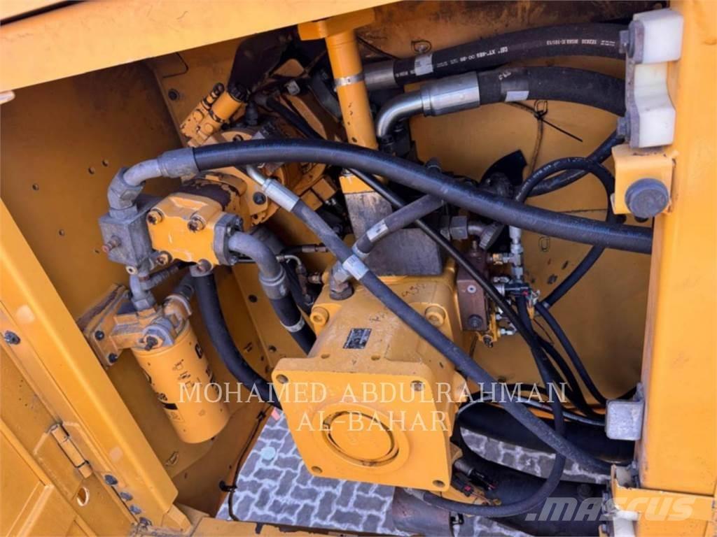 CAT 374D L Гусеничні екскаватори