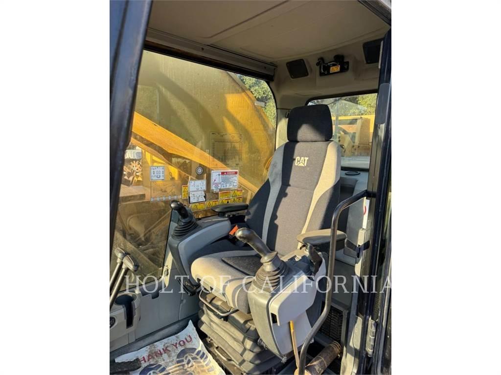 CAT 390FL Гусеничні екскаватори