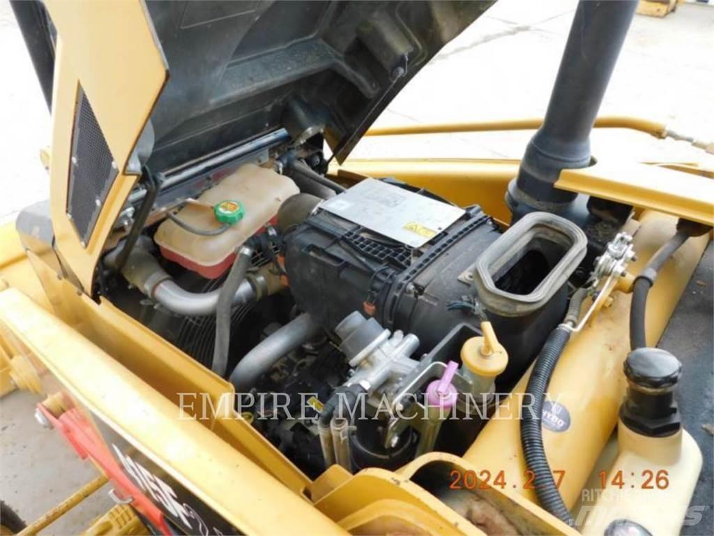 CAT 415F2 IL Фронтальні навантажувачі