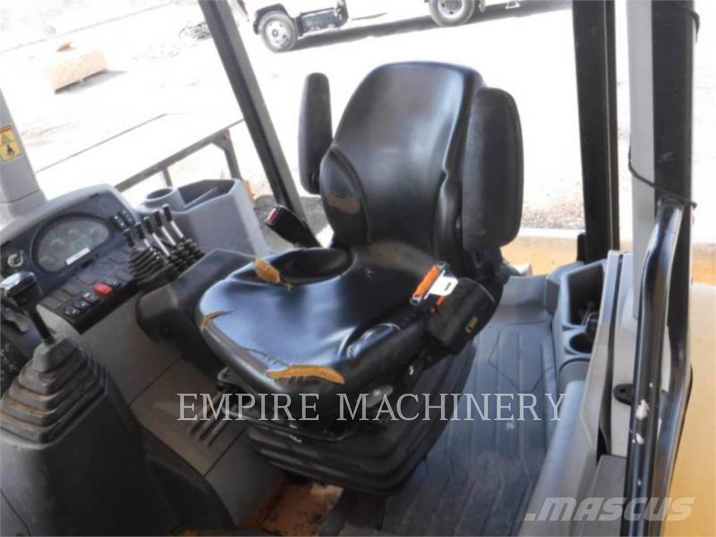 CAT 415F2 IL Фронтальні навантажувачі