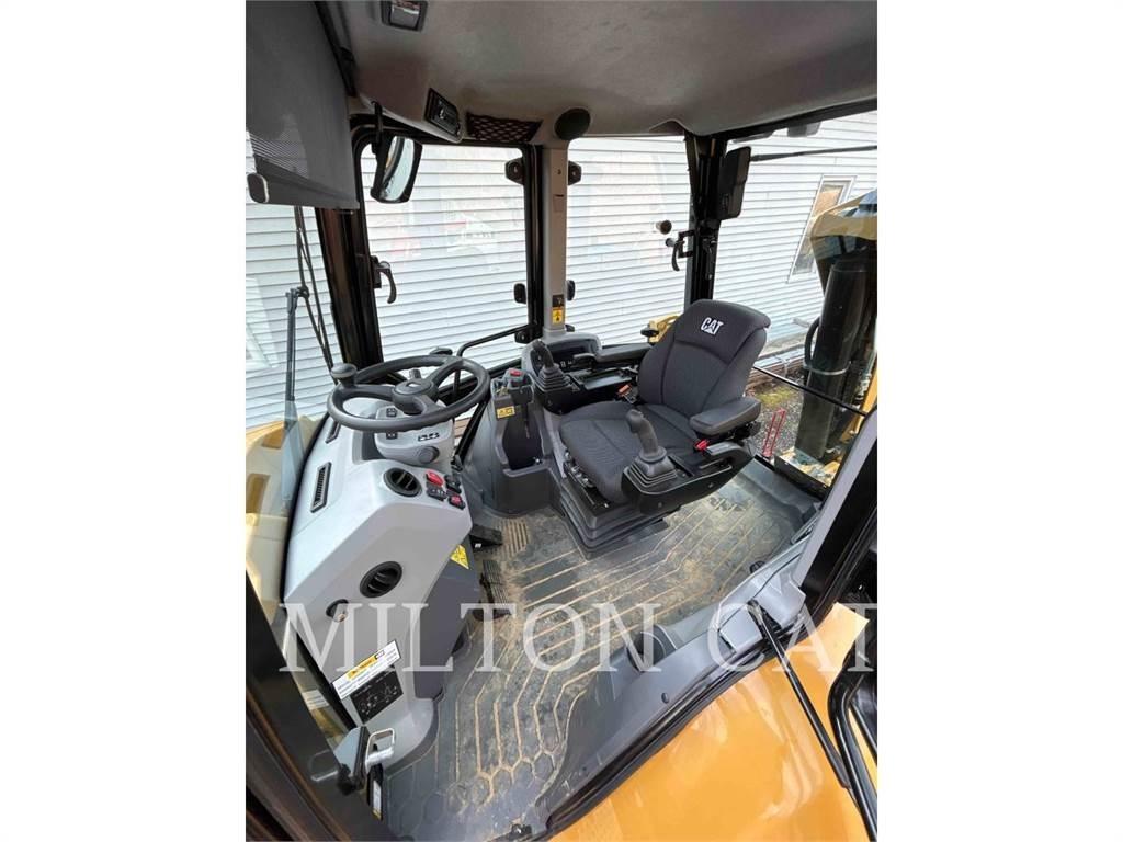CAT 42007XE Екскаватори-навантажувачі