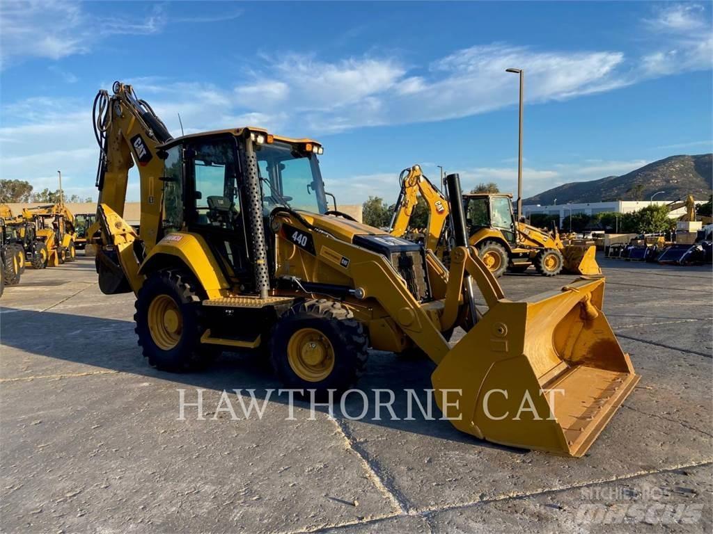 CAT 440 Екскаватори-навантажувачі