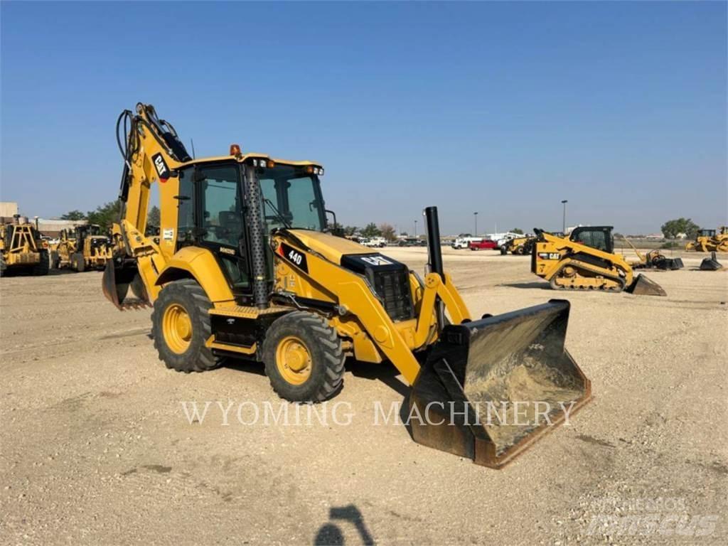 CAT 440 Екскаватори-навантажувачі