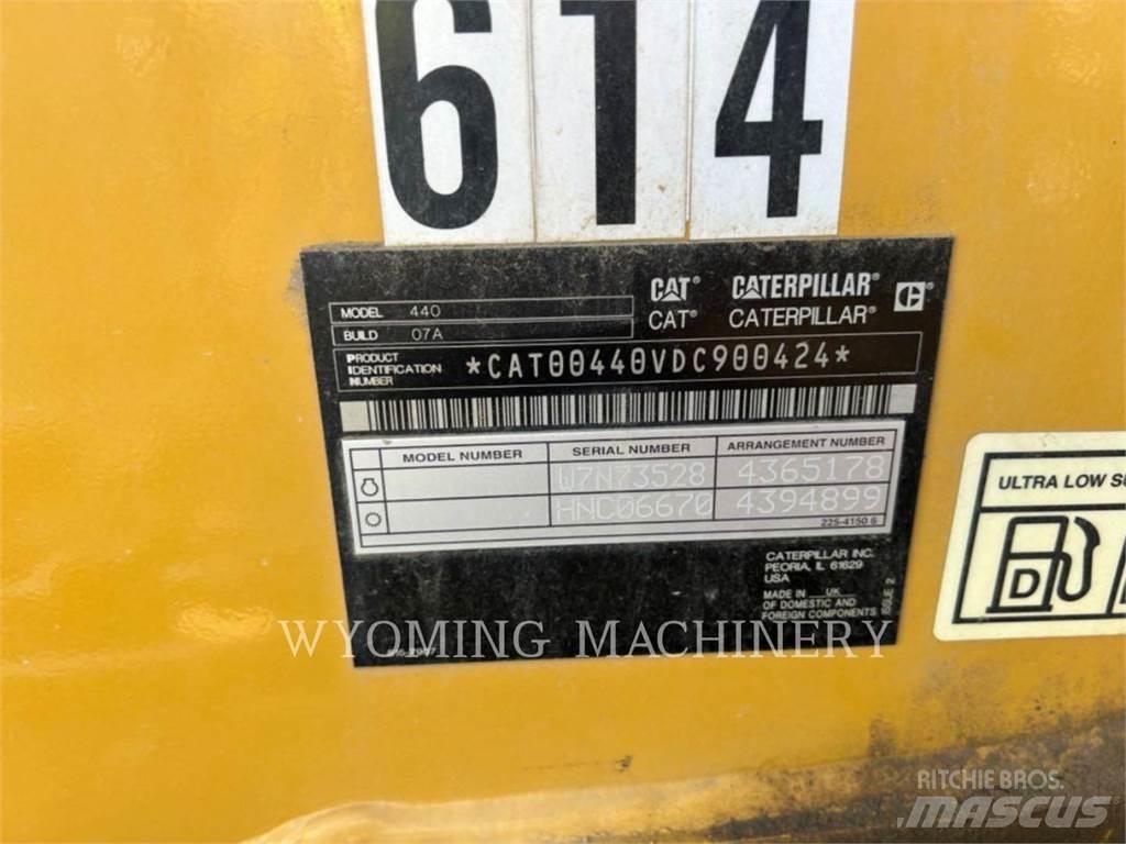 CAT 440 Екскаватори-навантажувачі