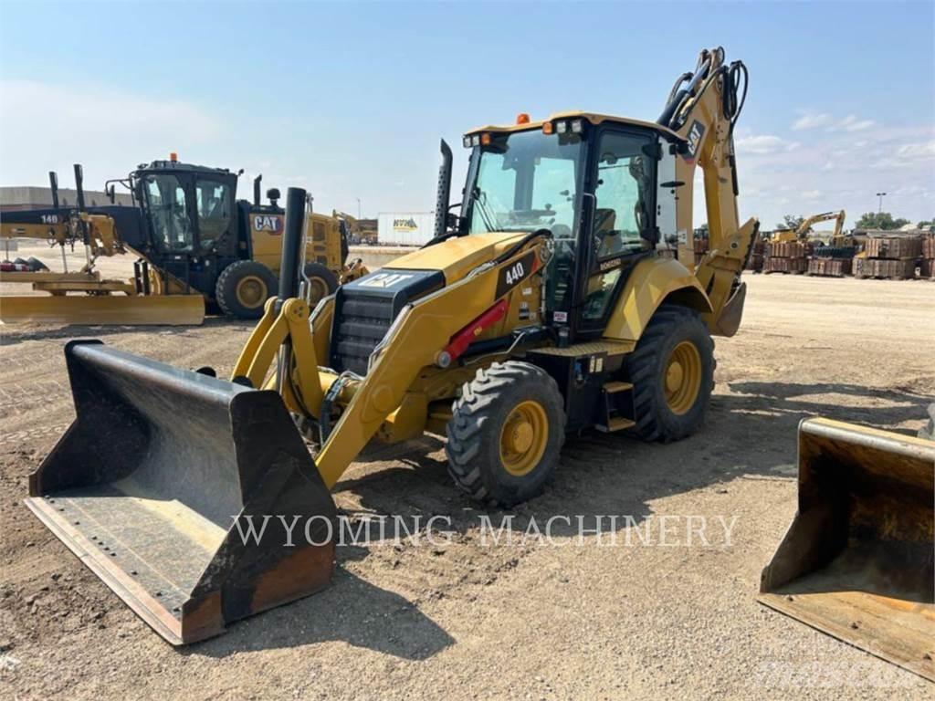 CAT 440 Екскаватори-навантажувачі