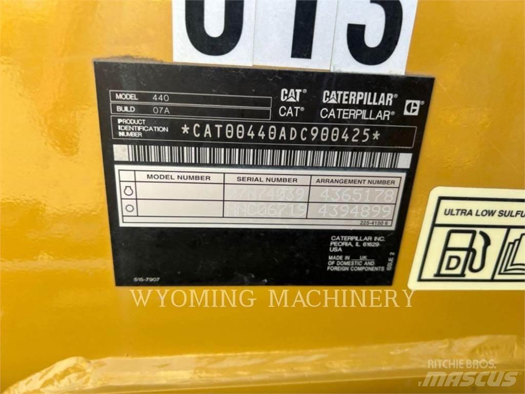 CAT 440 Екскаватори-навантажувачі