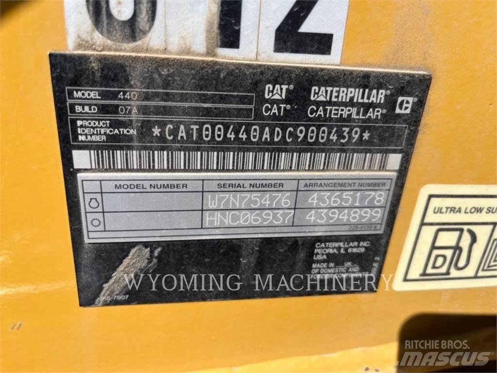 CAT 440 Екскаватори-навантажувачі