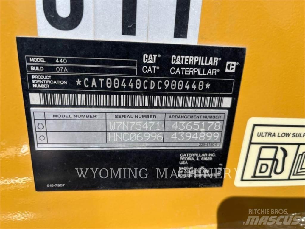 CAT 440 Екскаватори-навантажувачі