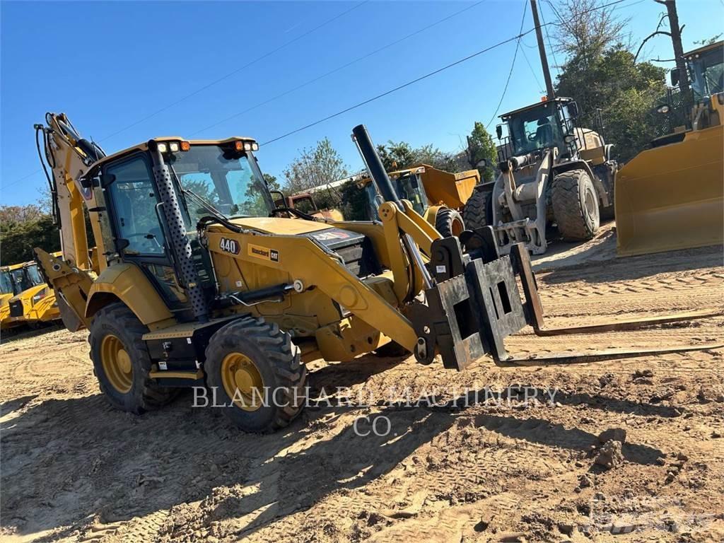 CAT 440 Екскаватори-навантажувачі