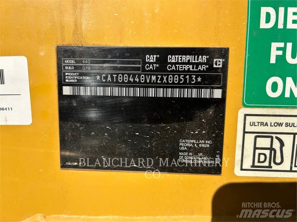 CAT 440 Екскаватори-навантажувачі