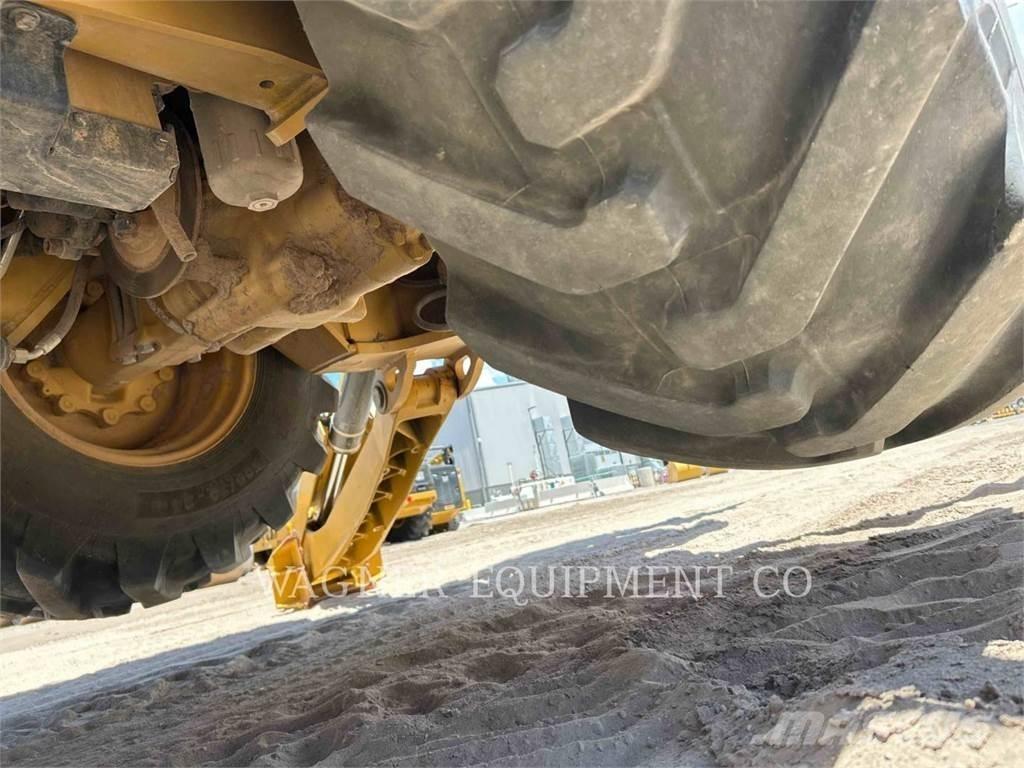 CAT 440 Екскаватори-навантажувачі