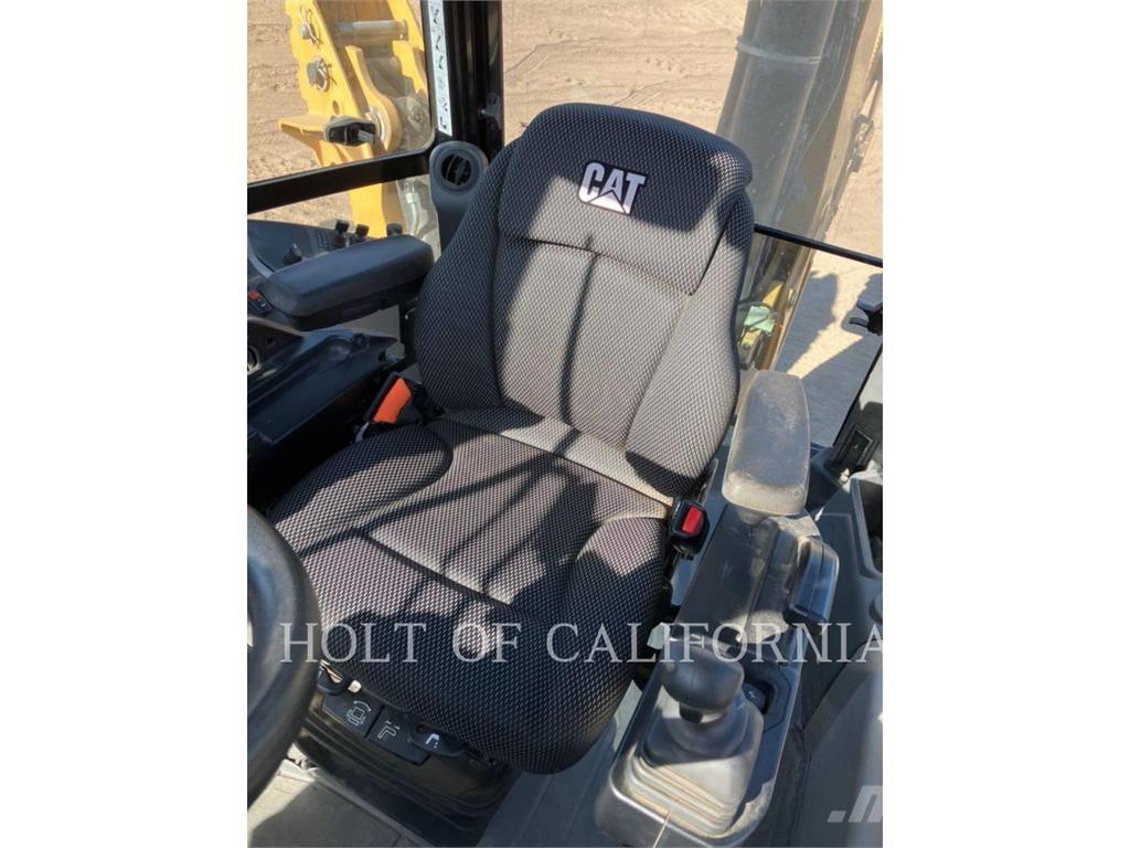 CAT 440 Екскаватори-навантажувачі