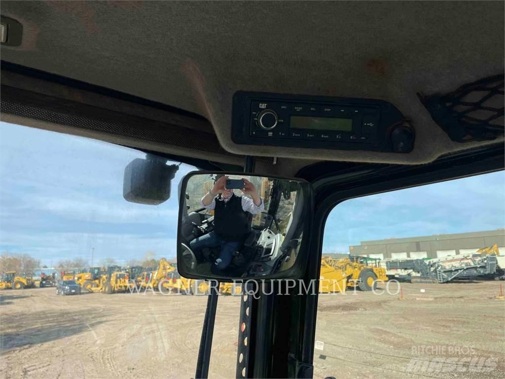 CAT 440 Екскаватори-навантажувачі