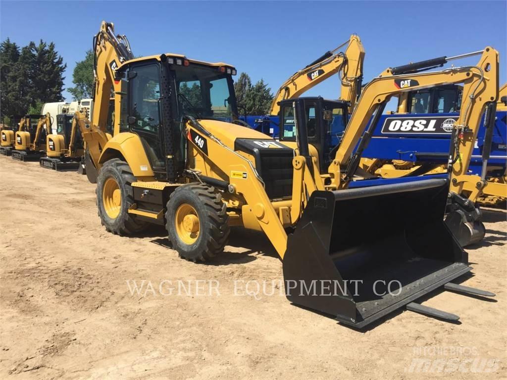CAT 440 Екскаватори-навантажувачі