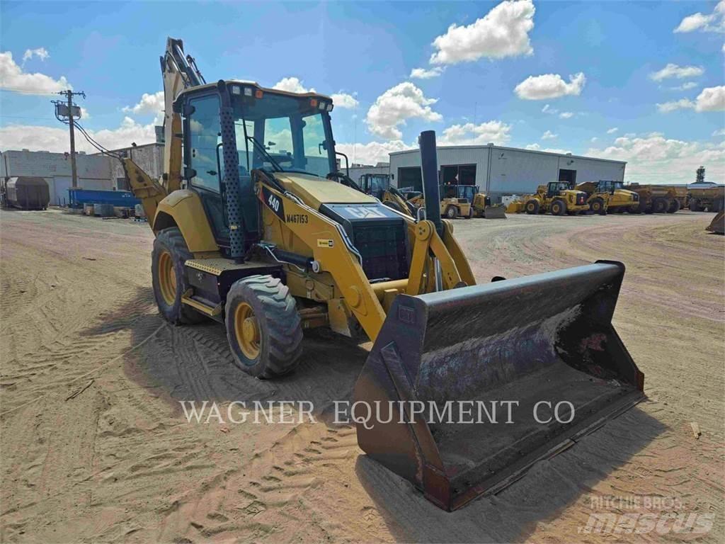 CAT 440 Екскаватори-навантажувачі