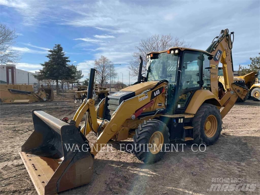 CAT 440 Екскаватори-навантажувачі