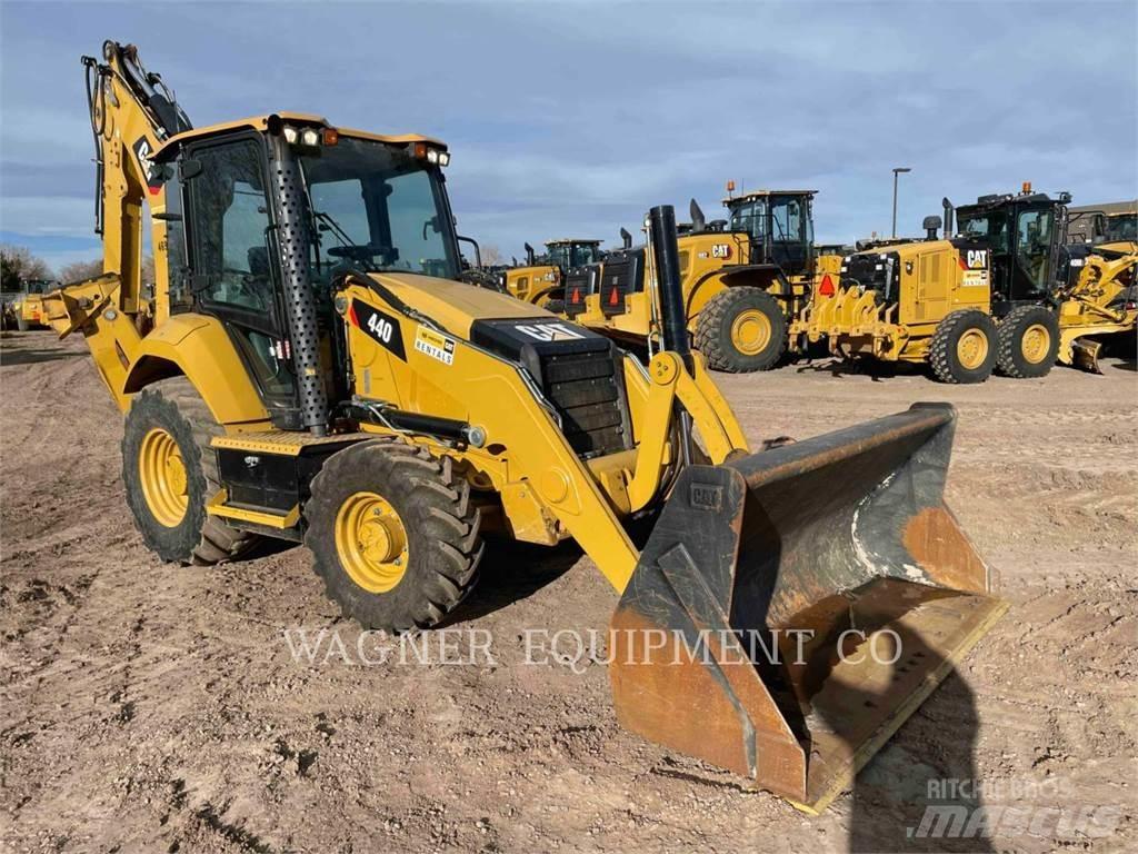 CAT 440 Екскаватори-навантажувачі