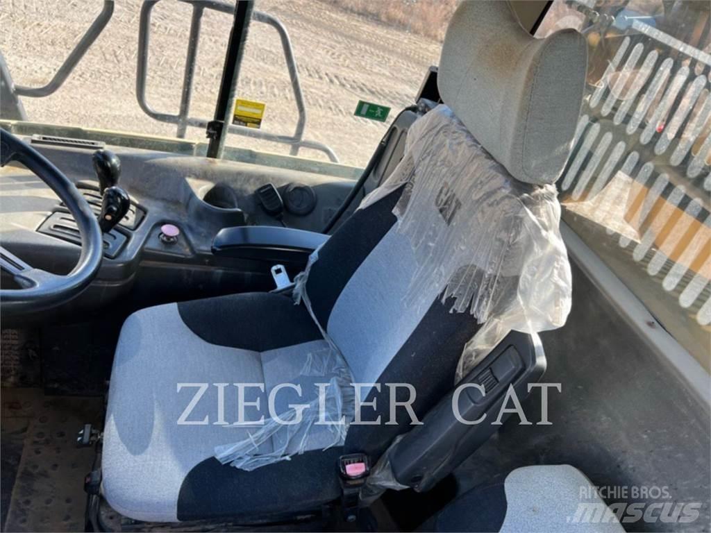 CAT 725 Зчленовані самоскиди