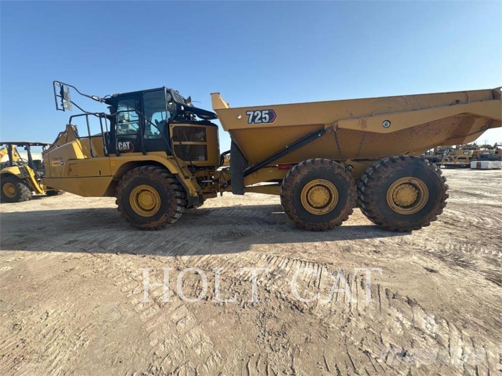 CAT 725 Зчленовані самоскиди