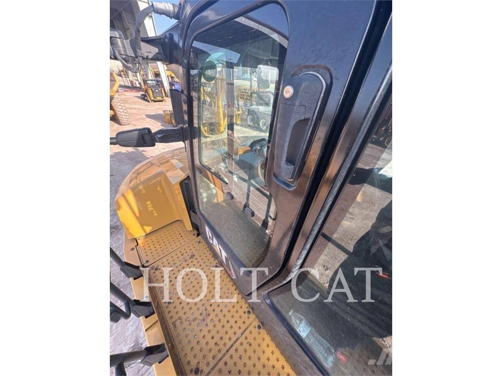 CAT 725 Зчленовані самоскиди