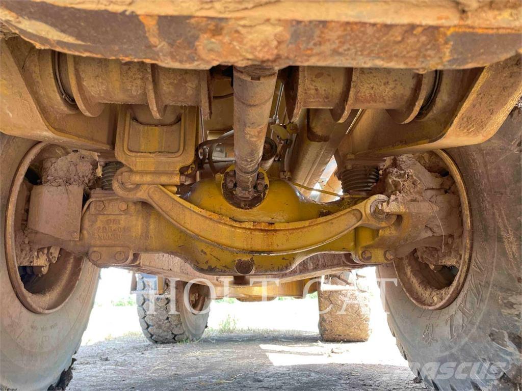 CAT 725 Зчленовані самоскиди