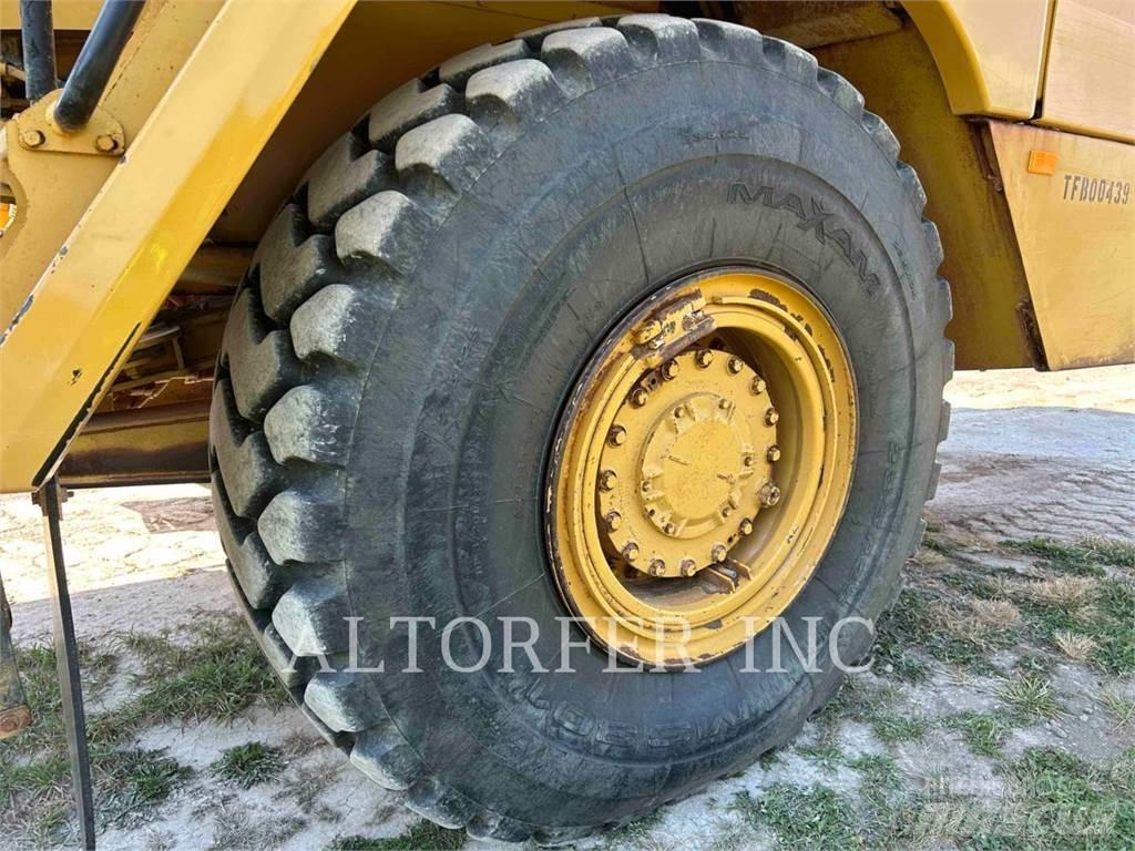 CAT 725C Зчленовані самоскиди