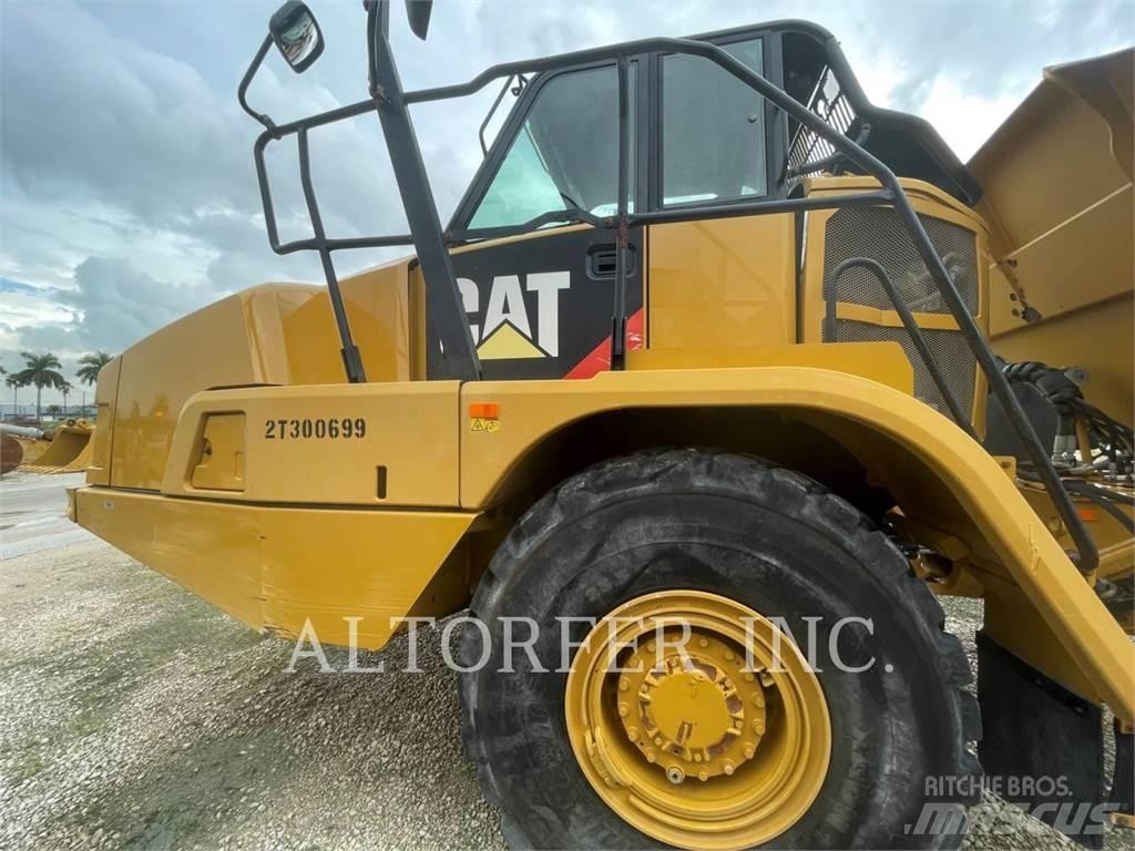 CAT 725C2 Зчленовані самоскиди