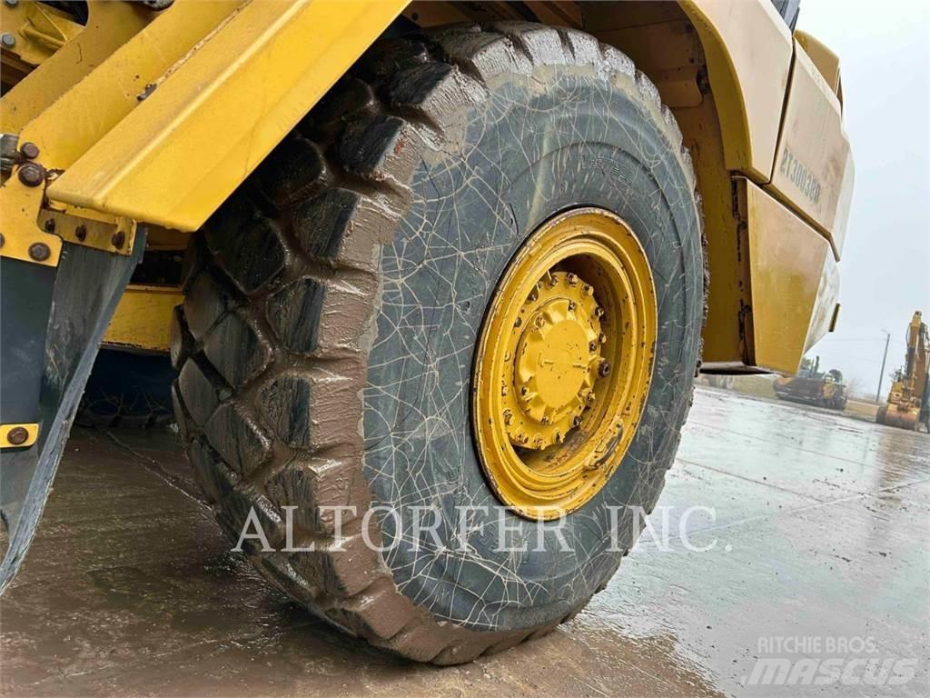 CAT 725C2 Зчленовані самоскиди