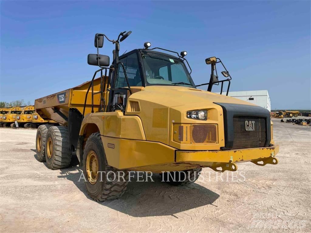 CAT 725C2 Зчленовані самоскиди
